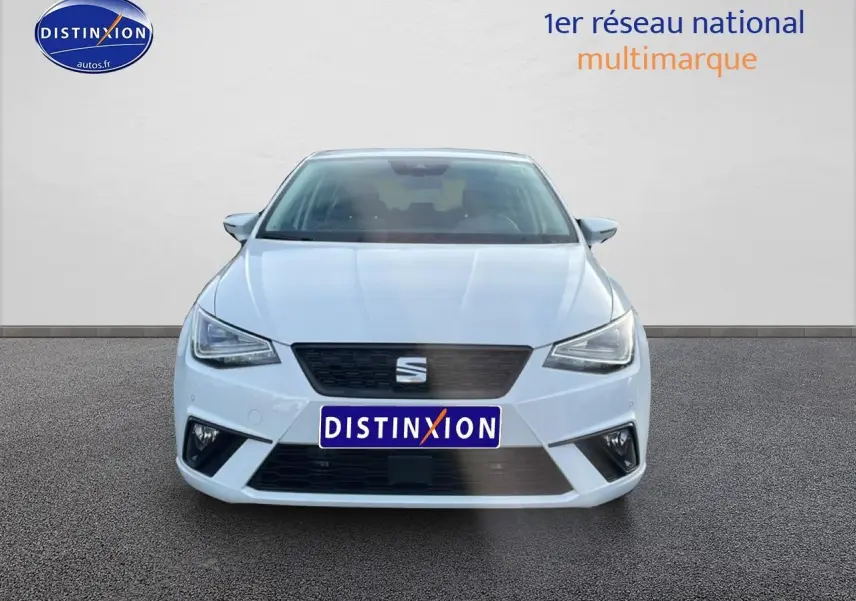 Vue frontale d'une SEAT Ibiza 1.0 TSI 95 Copa blanche Nevada avec phares LED et calandre noire.