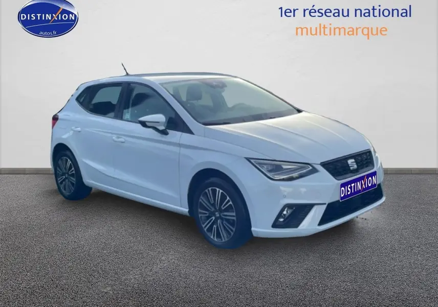 Vue 3/4 avant gauche d'une SEAT Ibiza blanc nevada avec jantes alliage et phares LED triangulaires.