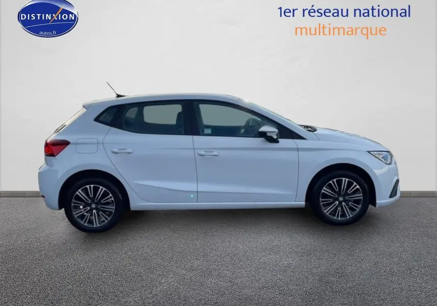 Vue de profil côté gauche d'une SEAT Ibiza 1.0 TSI 95 Copa blanche Nevada avec jantes alliage 16 pouces.
