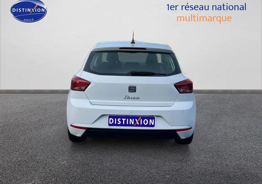 Vue arrière d'une SEAT Ibiza blanc Nevada 2025 avec feux arrière distinctifs et logo Ibiza manuscrit sur le hayon.