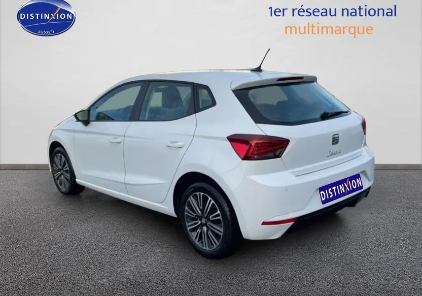 Vue 3/4 arrière droite d'une SEAT Ibiza blanche Nevada avec jantes alliage et feux arrière LED distinctifs.