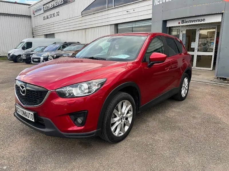 Mazda CX-5 rouge Soul Red Métallisé en 3/4 avant droit, avec jantes alu et calandre noire distinctive.