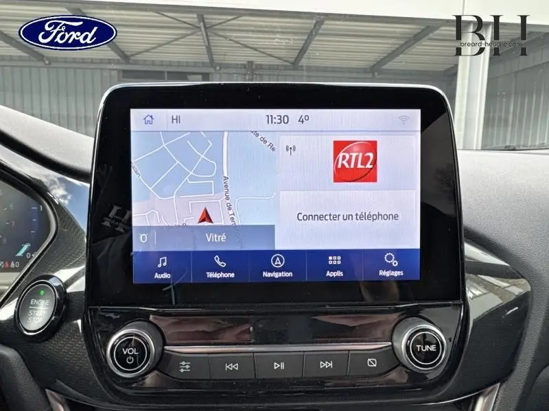 Écran tactile central du Ford Puma 2020 affichant la navigation et la radio RTL2 dans un intérieur noir.