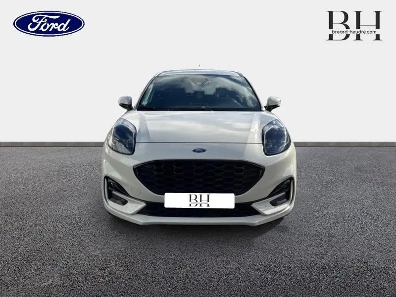 Vue de face du Ford Puma blanc Premium Metropolis avec calandre noire et phares LED distinctifs.