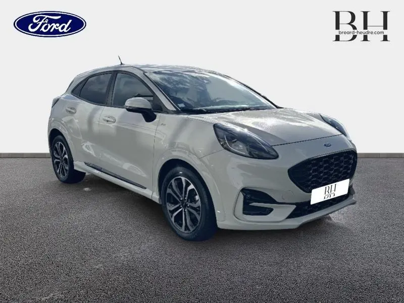 Ford Puma blanc Premium Metropolis en 3/4 avant droit avec jantes alliage et calandre noire distinctive.