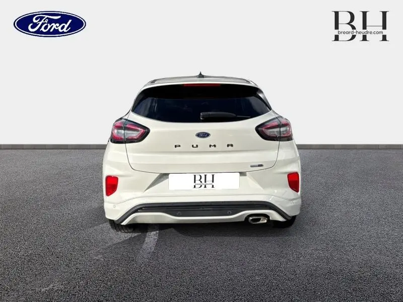 Vue arrière d'une Ford Puma 1.0 EcoBoost blanche Premium Metropolis avec hayon électrique et feux arrière LED.