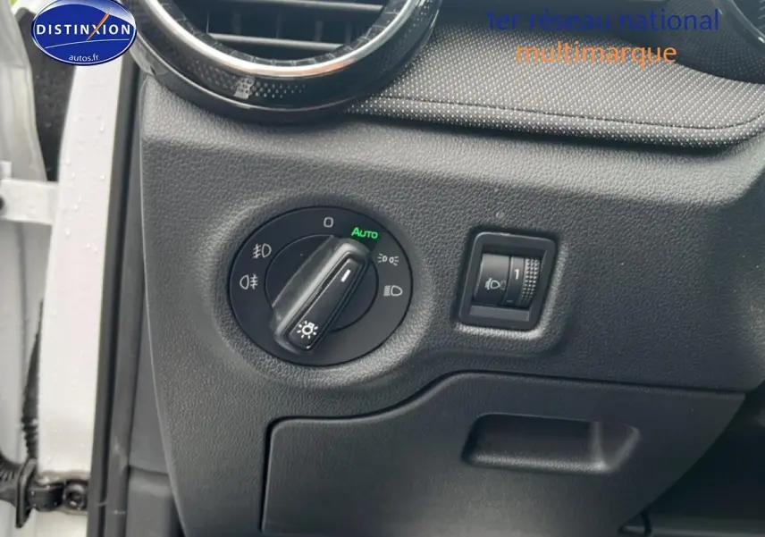 Détail du tableau de bord côté gauche avec commande des phares sur Skoda Fabia blanche 2025.