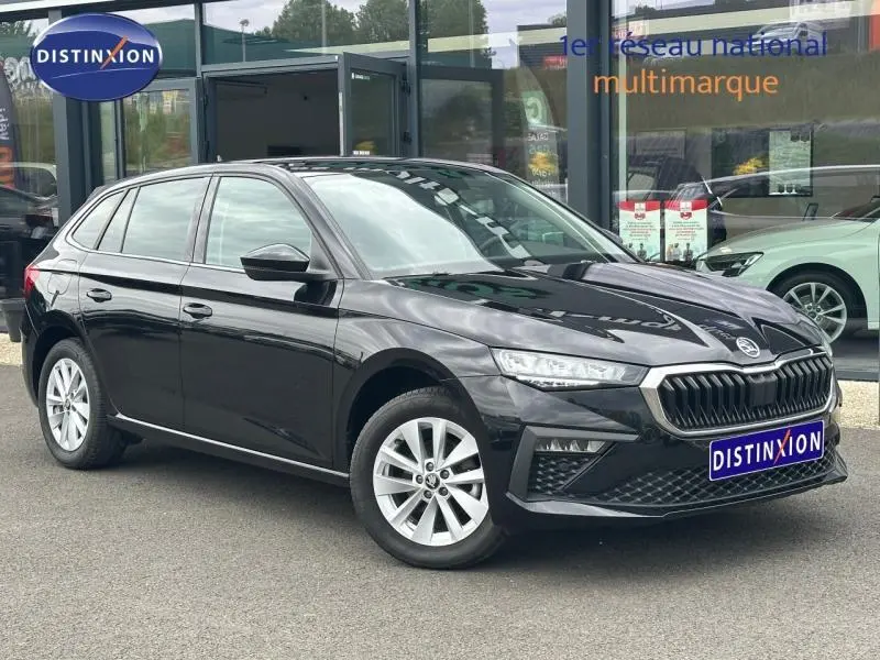 Vue 3/4 avant droite d'une Skoda Scala noire Magic nacré avec calandre chromée et jantes alu argentées.