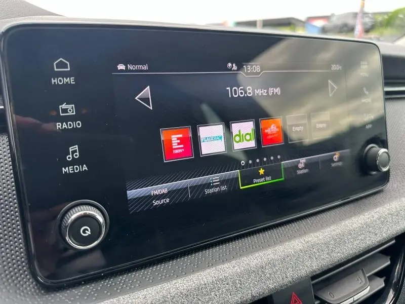Écran tactile central du Skoda Scala 2025 affichant la radio FM avec interface moderne et commandes tactiles.