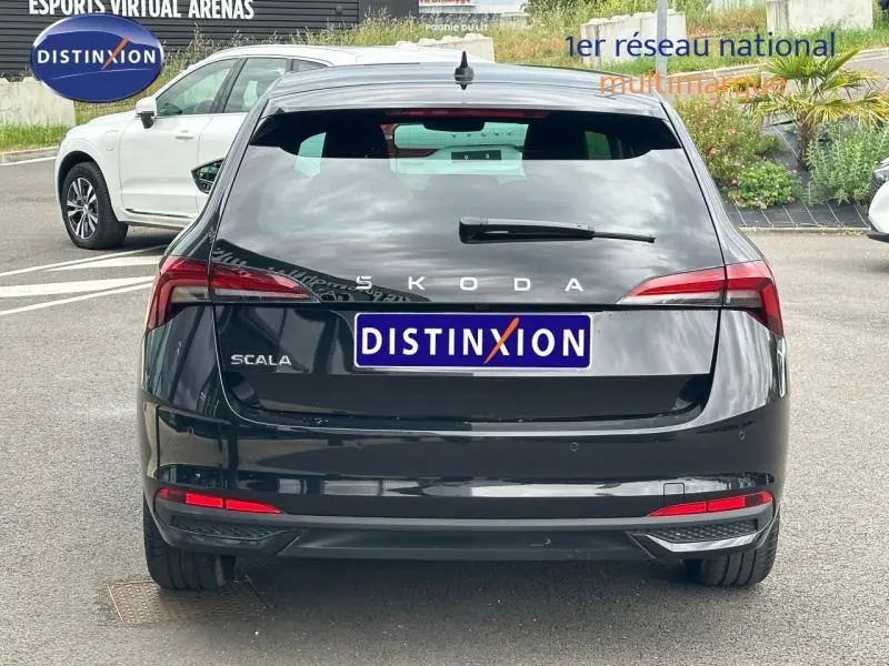 Vue arrière d'une Skoda Scala noire Magic nacré avec feux LED et logo distinctif au centre du hayon.