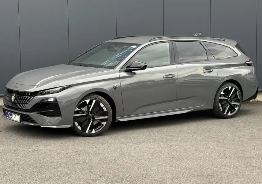 Peugeot 308 SW gris Sélénium vue de profil côté gauche, avec jantes alliage bi-tons et toit ouvrant.