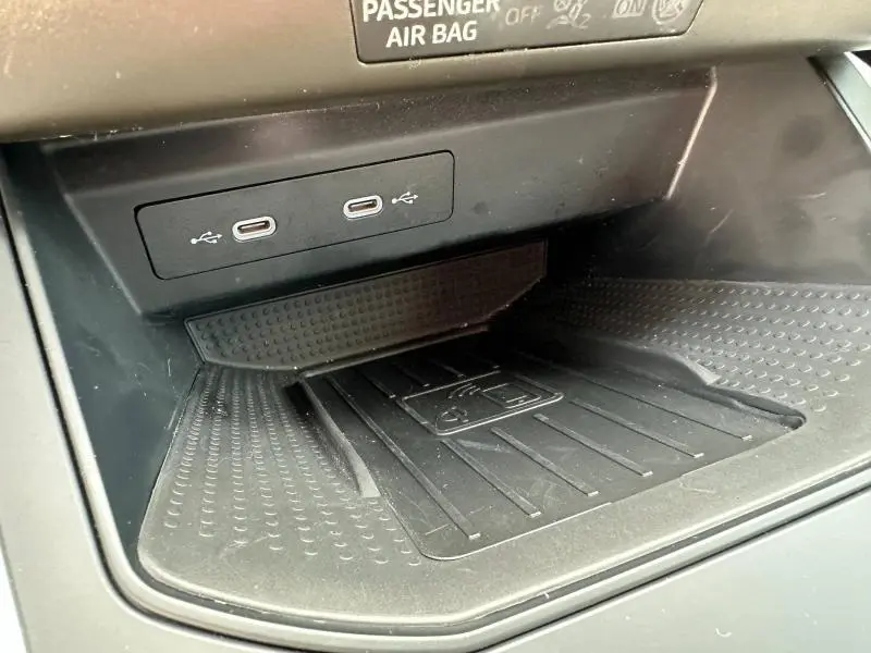 Gros plan intérieur montrant la zone de recharge sans fil et deux ports USB-C du SEAT Arona 2025.