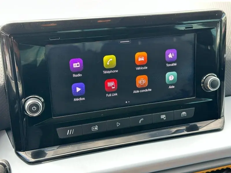 Écran tactile central du tableau de bord du SEAT Arona 2025, affichant les icônes de radio, téléphone et aide conduite.