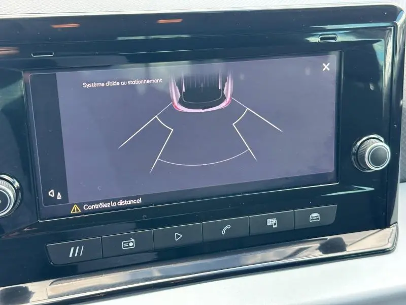 Écran tactile du système d’aide au stationnement du SEAT Arona 2025 avec interface noire brillante.
