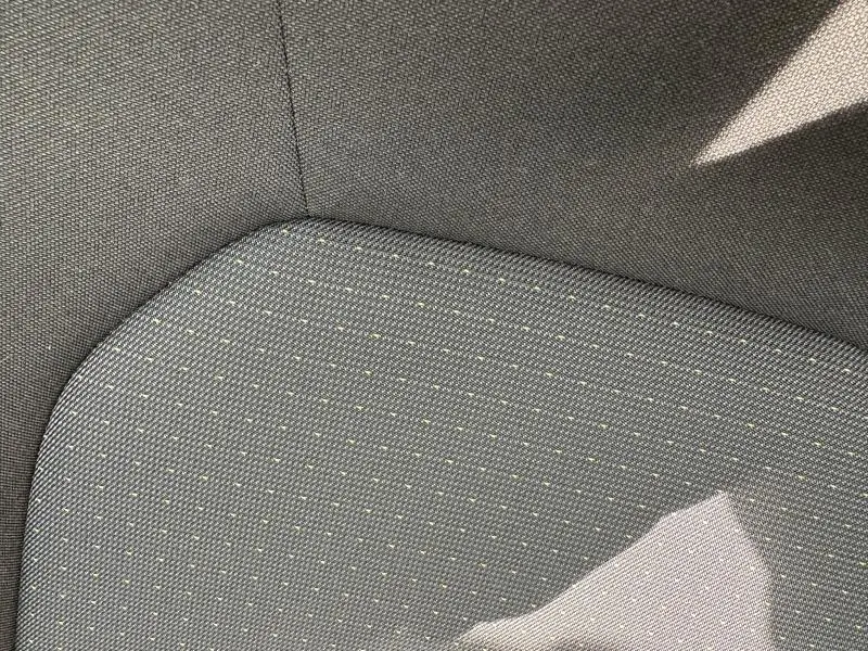 Détail du tissu gris Como du siège avant du SEAT Arona 2025 avec motifs discrets et lumière naturelle.