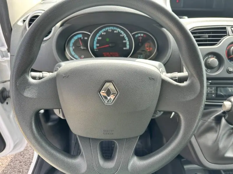 Vue rapprochée du volant Renault avec logo central et tableau de bord du Kangoo Express électrique 2022.