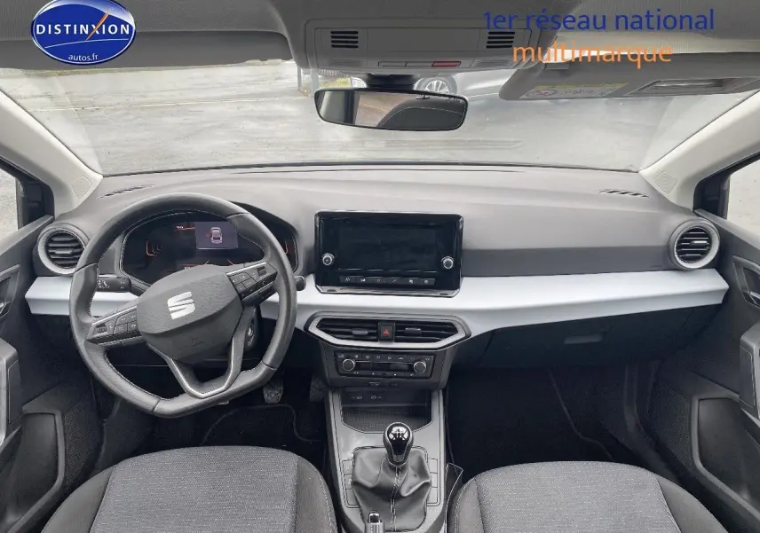 Vue intérieure avant du tableau de bord et volant cuir noir de la SEAT Ibiza 1.0 TSI 95 Copa avec écran tactile central.