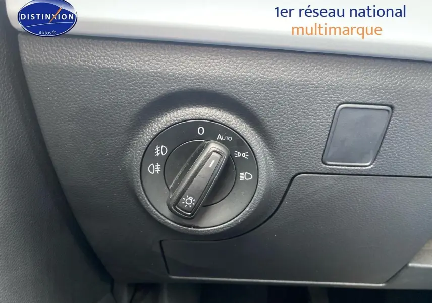 Gros plan sur la molette de commande des phares dans l’habitacle d’une SEAT Ibiza noir minuit 2025.