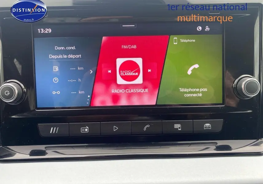 Écran tactile HD 8,25 pouces du système MediaSystem de la SEAT Ibiza 2025, affichant radio et téléphone.