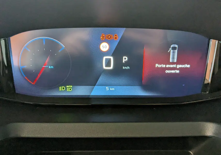 Tableau de bord numérique du Peugeot Rifter 2025 affichant la porte avant gauche ouverte et la vitesse à zéro km/h.