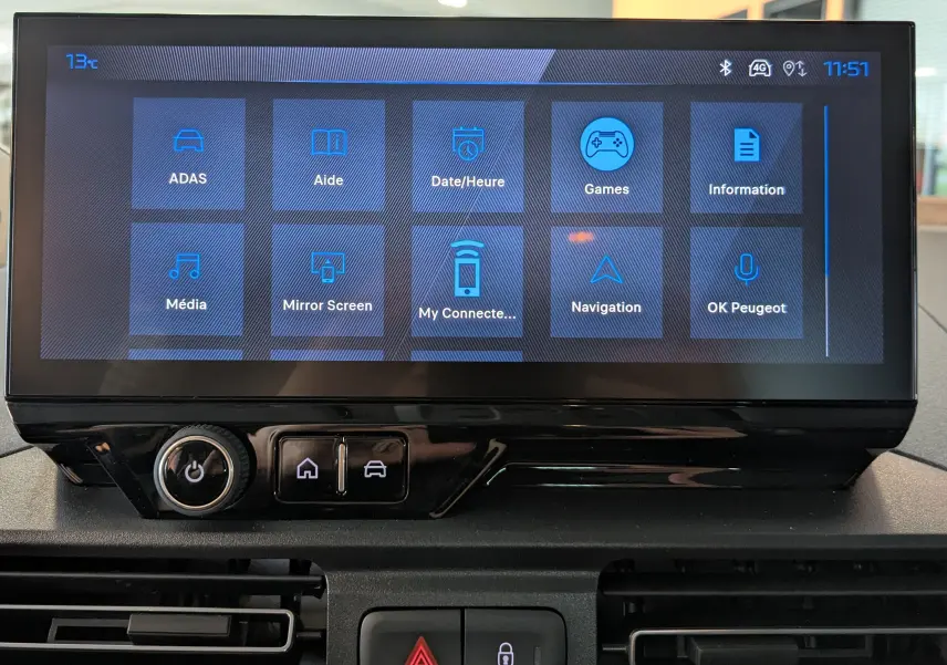Écran tactile central du Peugeot Rifter 2025 affichant le menu principal avec options connectées, en intérieur.