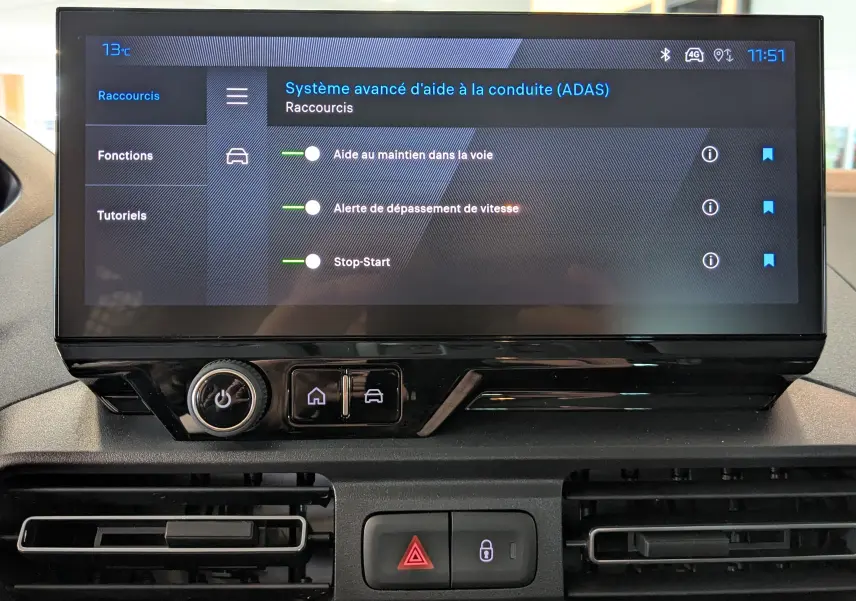 Vue rapprochée de l’écran tactile central du Peugeot Rifter gris Artense 2025, affichant les aides à la conduite avancées.