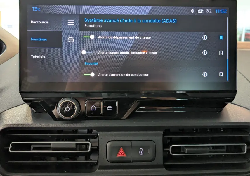 Écran tactile central du Peugeot Rifter 2025 affichant les réglages du système avancé d’aide à la conduite, avec commandes et aérateurs en dessous.