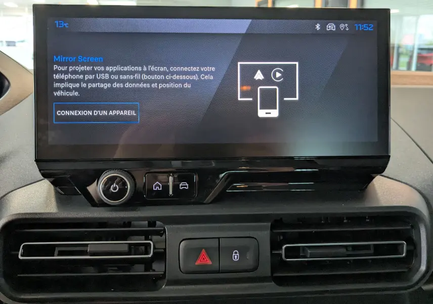 Vue rapprochée de l’écran tactile central du Peugeot Rifter 2025 gris Artense, affichant l’interface Mirror Screen.