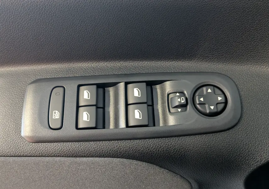 Panneau de commandes des vitres et rétroviseurs côté conducteur du Peugeot Rifter gris Artense, intérieur tissu noir.