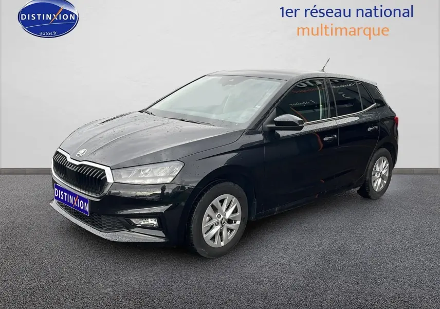 Vue 3/4 avant droite d'une Skoda Fabia noire 2025 avec jantes alu et feux LED, stationnée sur sol gris.