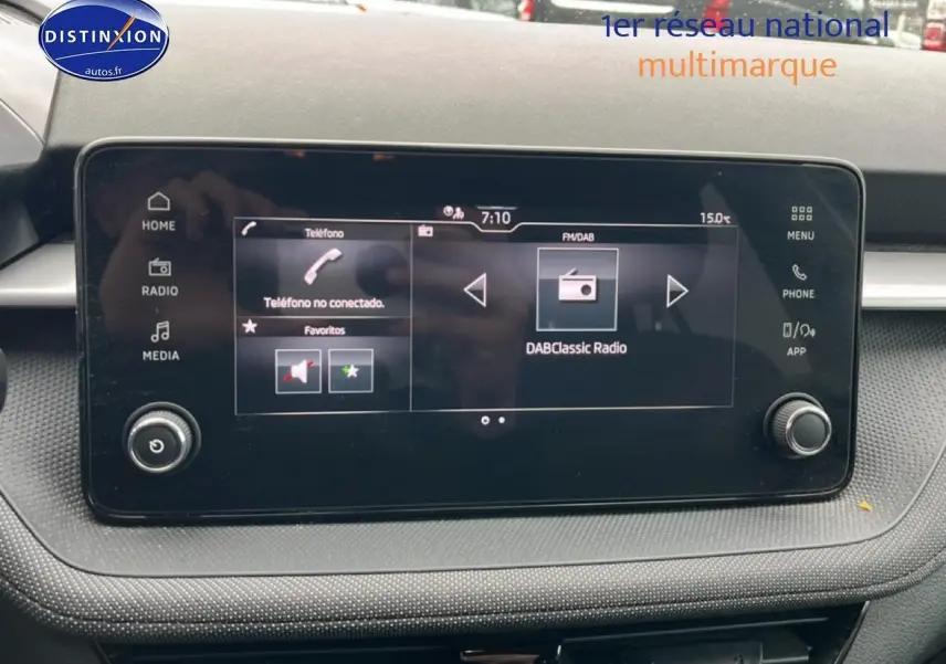 Écran tactile central de la Skoda Fabia noire 2025 affichant la radio DAB et les options multimédia.