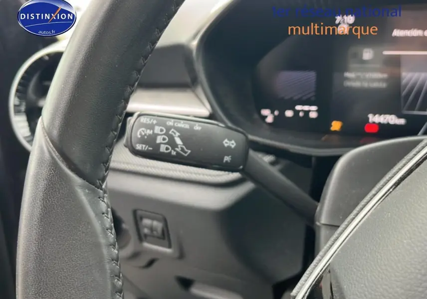 Gros plan sur le volant cuir noir et le combiné d'instruments numérique de la Skoda Fabia 1.0 TSI Evo2 95 Selection.