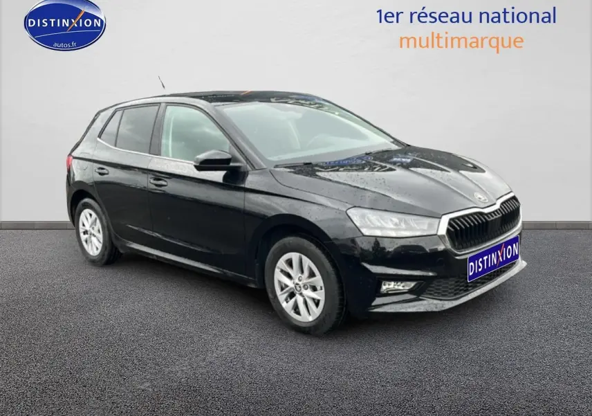 Vue 3/4 avant droite d'une Skoda Fabia noire 2025 avec jantes alu et calandre chromée sur fond neutre.