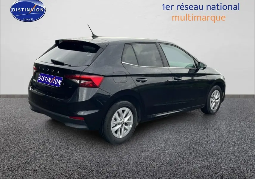 Vue 3/4 arrière droite d'une Skoda Fabia noire 2025 avec jantes alu et feux arrière LED sur fond neutre.