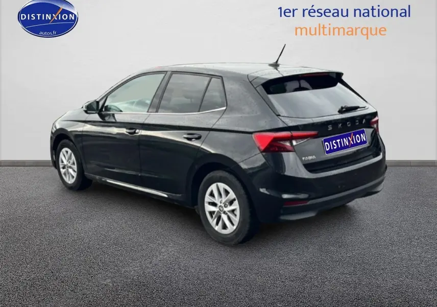 Vue 3/4 arrière droite d'une Skoda Fabia noire 2025 avec jantes alu et feux arrière LED distinctifs.
