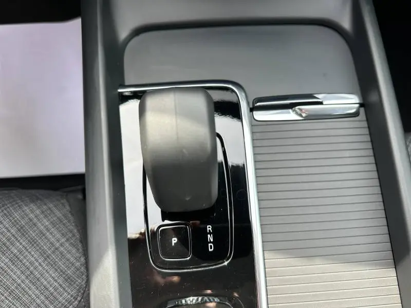 Gros plan sur la commande de boîte automatique noire et chrome du Volvo XC60 T6 AWD 2024, vue de dessus.
