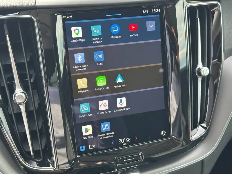Écran tactile central du tableau de bord du Volvo XC60 2024, affichant les applications connectées.