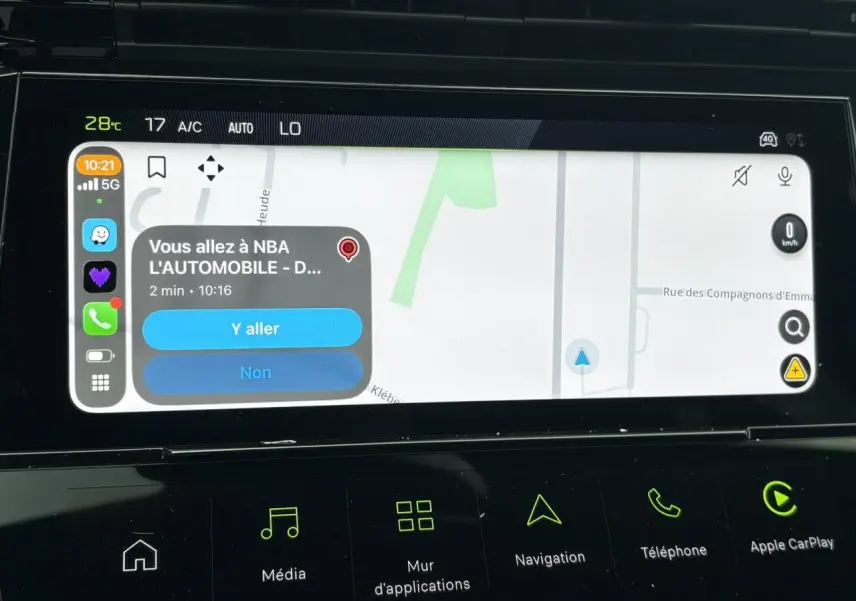 Écran tactile de navigation Peugeot 308 SW 2026 affichant itinéraire avec interface Apple CarPlay.