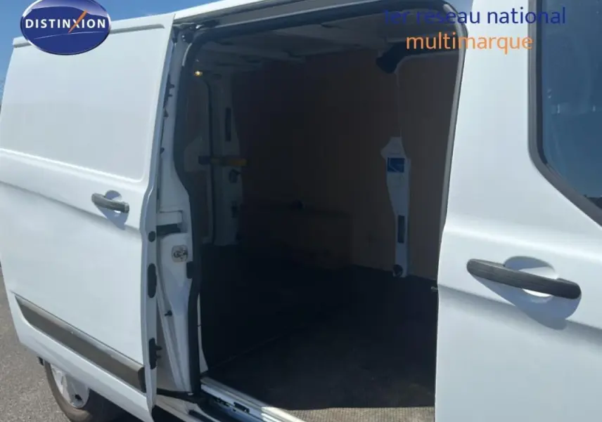 Vue latérale gauche d’un Ford Transit Custom blanc avec porte latérale coulissante ouverte montrant l’espace de chargement vide.