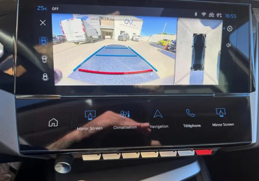 Vue intérieure de l'écran tactile du Peugeot 408 Hybrid noir 2025 montrant la caméra de recul et l'affichage 360° du véhicule.