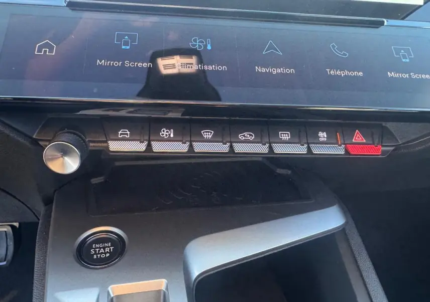 Vue rapprochée de la console centrale du Peugeot 408 Hybrid 145 Allure 2025, avec écran tactile et boutons de commande.