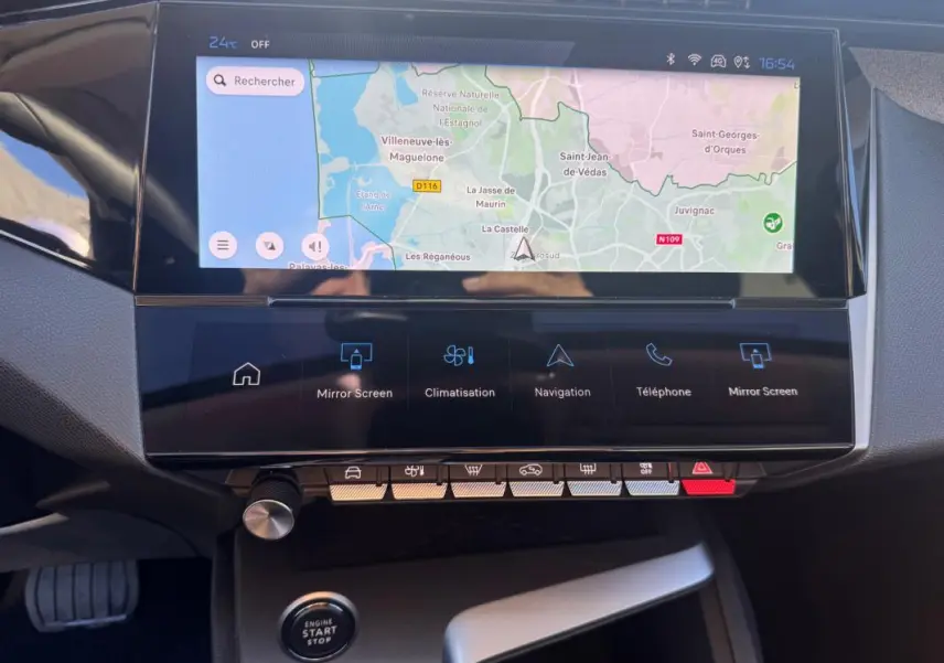 Vue rapprochée de l’écran tactile central et des commandes du tableau de bord du Peugeot 408 Hybrid 145 noir, année 2025.