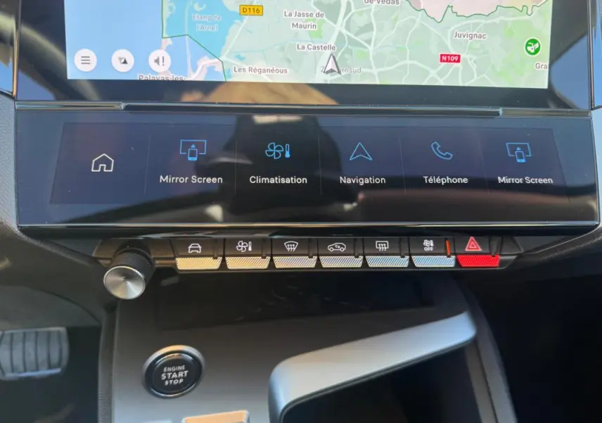Vue rapprochée de la console centrale du Peugeot 408 Hybrid 145 Allure 2025, écran tactile avec navigation et commandes climatisation.