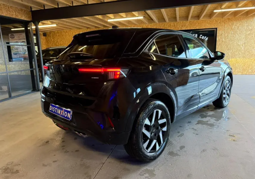 Opel Mokka noir vue 3/4 arrière droit, feux LED allumés et jantes alliage diamantées 17 pouces.