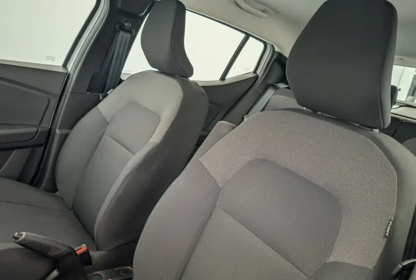 Vue intérieure rapprochée des sièges avant gris foncé de la Dacia Sandero ECO-G 100, finition Essentiel.