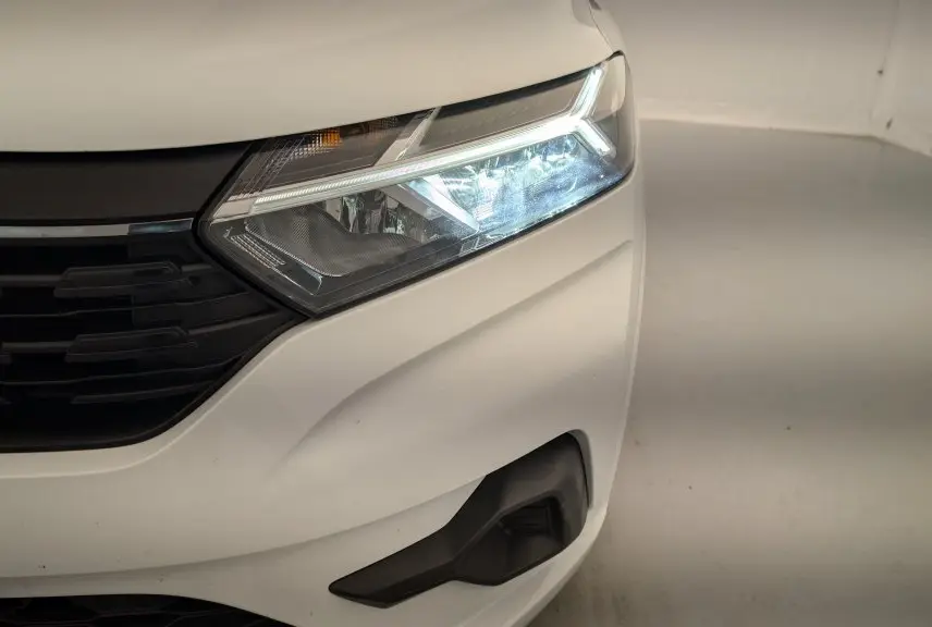 Gros plan sur l'avant droit blanc de la Dacia Sandero 2022 avec phare LED et calandre noire.