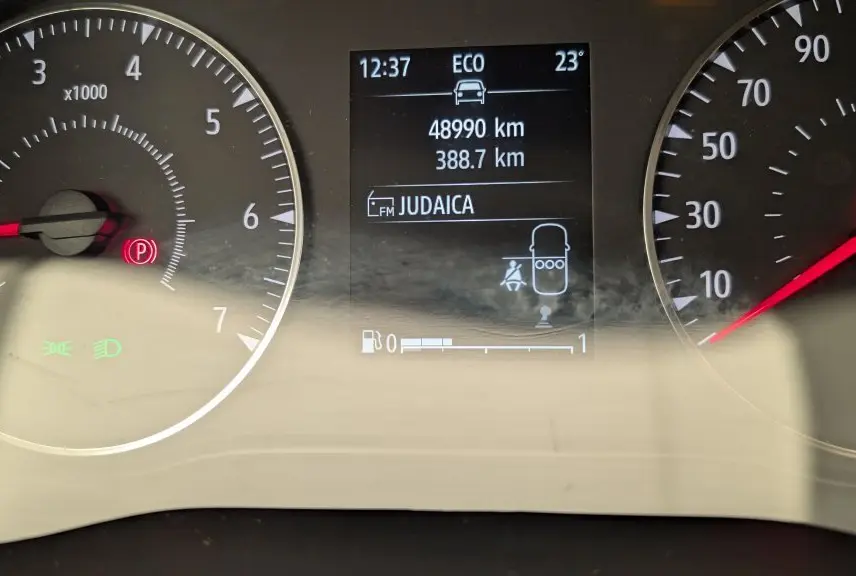 Gros plan sur le tableau de bord de la Dacia Sandero ECO-G 100 2022, affichant 48 990 km et mode ECO activé.