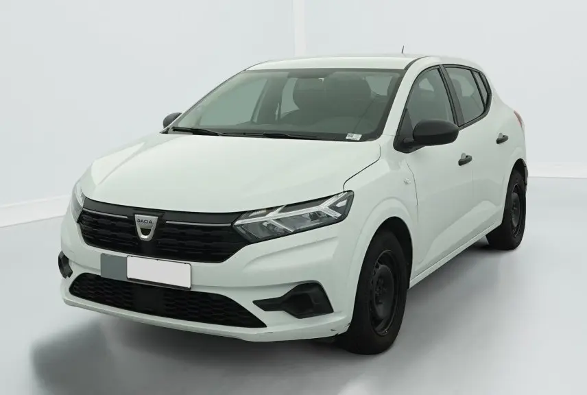 Dacia Sandero ECO-G 100 blanc en 3/4 avant droit, avec calandre noire et jantes tôles 15 pouces.