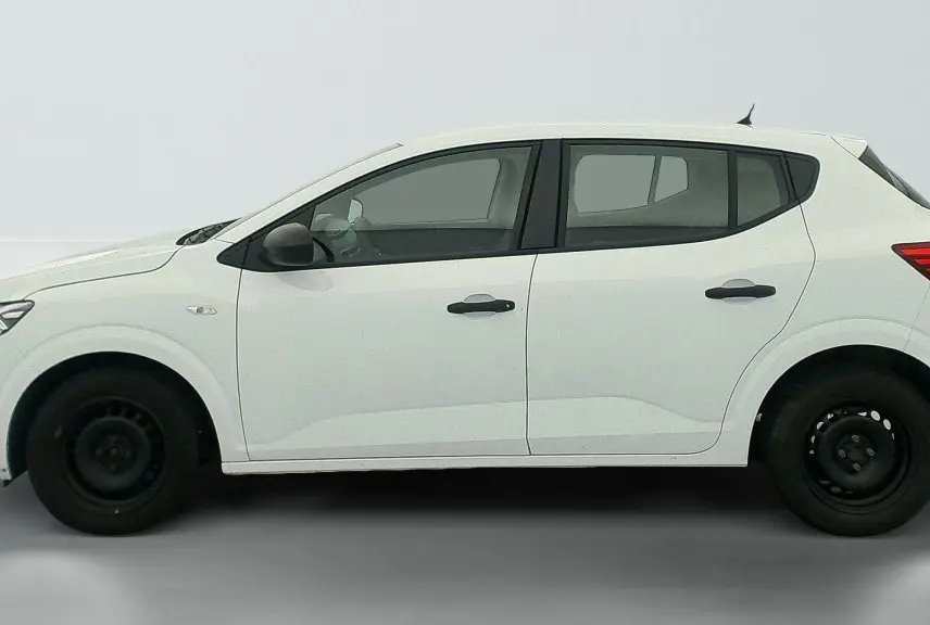 Profil côté gauche d'une Dacia Sandero blanche 2022 avec roues tôle noires et vitres teintées sur fond neutre.