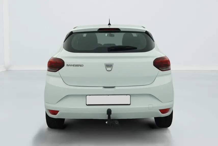 Vue arrière d'une Dacia Sandero blanche 2022 avec attelage et feux arrière à signature lumineuse en Y.